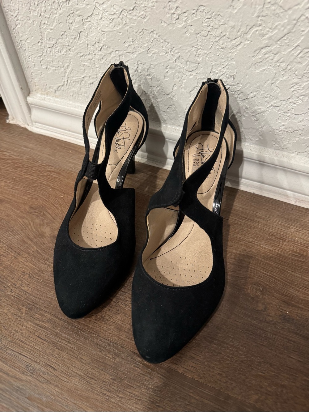 Life Stride Giovanna Black Suede Pointed-Toe Women's Heels size 8M